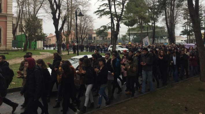 İÜ yemekhanelerindeki skandal uygulamaya karşı yüzlerce öğrenci boykotta: 'Müşteri değil, öğrenciyiz'