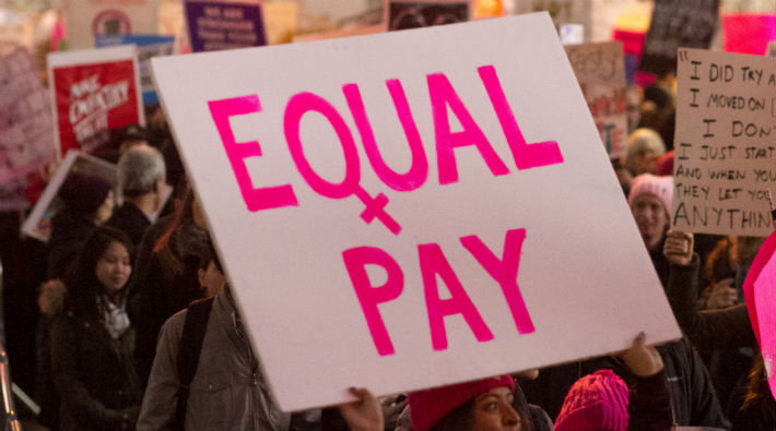 İzlanda'da kadınların erkeklerden daha düşük ücret alması yasaklandı