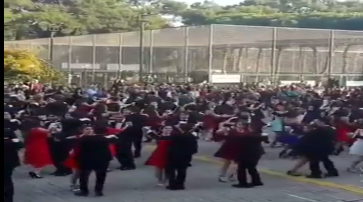 VİDEO | İzmir Atatürk Lisesi Cumhuriyet'i baloyla kutladı