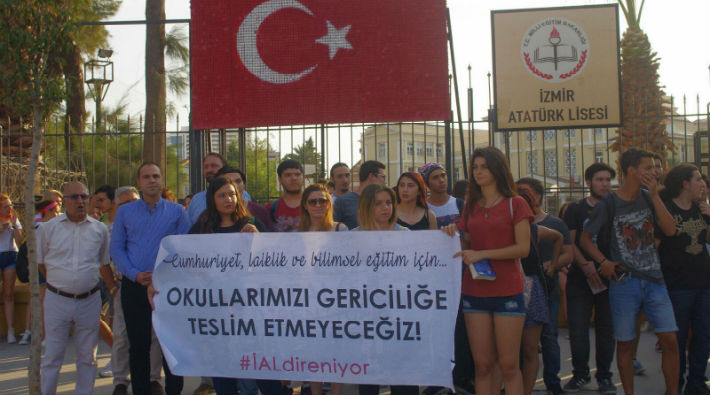 İzmir Atatürk Lisesi önünde öğrencilerden 'TÜGVA' protestosu