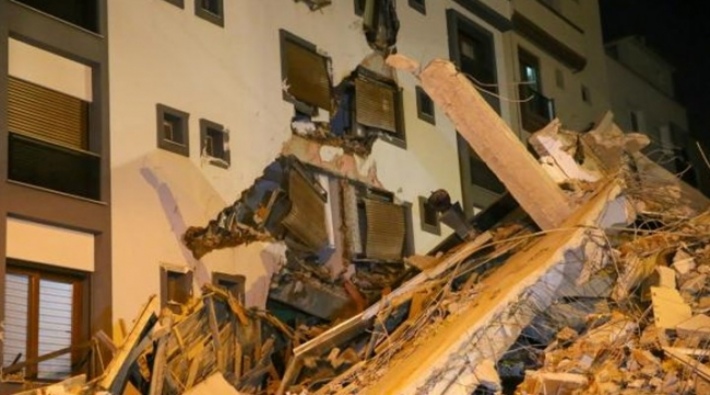 İzmir depreminde ağır hasar alan bina, yıkım esnasında sağlam binaya zarar verdi