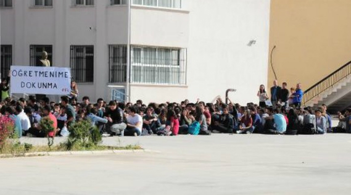 Liseliler öğretmen kıyımına tepkili: İzmir Fen Lisesi öğrencileri oturma eylemi başlattı