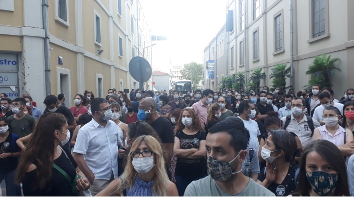 İzmir'de avukatların direnişi sürüyor: Baro önündeki eylemlerde ikinci gün geride kaldı