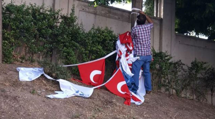 Kaymakam Atatürk'lü bayrakları indirtti