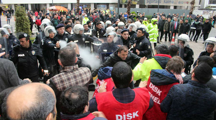 İzmir'de büyükşehir belediyesi işçilerine polis saldırısı