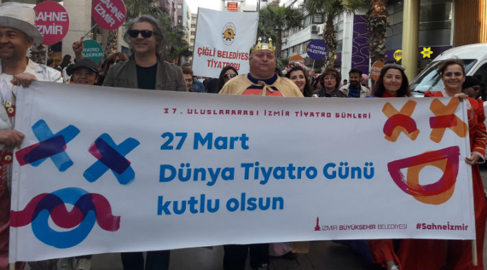 İzmir'de Dünya Tiyatro Günü yürüyüşü: Her şartta tiyatro!