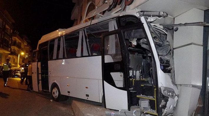İzmir'de işçi servisi kaza yaptı: 12 yaralı