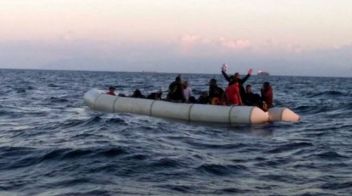 İzmir'de lastik botta mahsur kalan 25 sığınmacı kurtarıldı