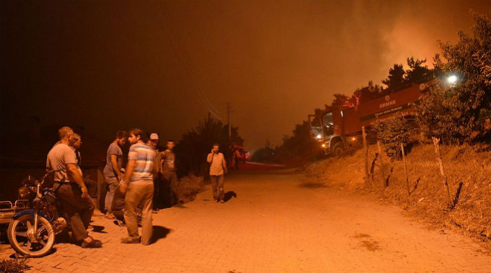 İzmir'de orman yangını yerleşim yerlerine ulaştı: 2 köy boşaltıldı