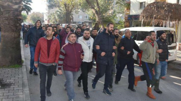 İzmir'de pazaryeri kapatılan esnaf belediyeye yürüdü
