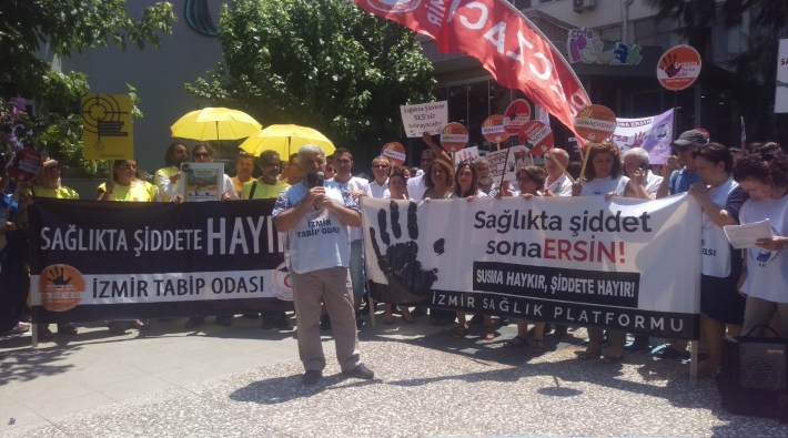İzmir'de sağlık emekçileri, sağlıkta şiddete karşı bir araya geldi