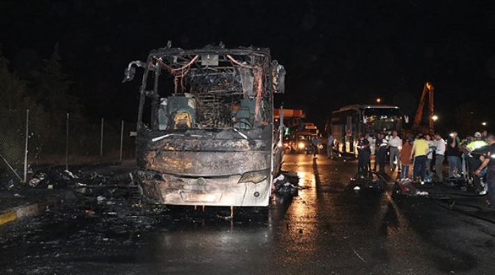 İzmir'de seyir halindeki yolcu otobüsü alev alev yandı