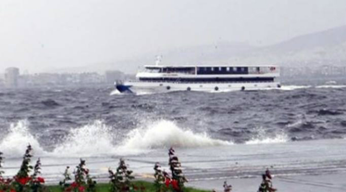 İzmir'de vapurlara fırtına iptali