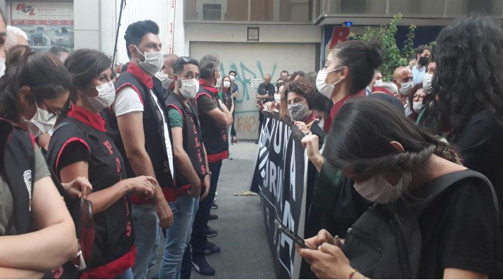 Polis İzmir'de avukatların yürüyüşüne izin vermedi, baro binasının önü eylem alanı oldu!