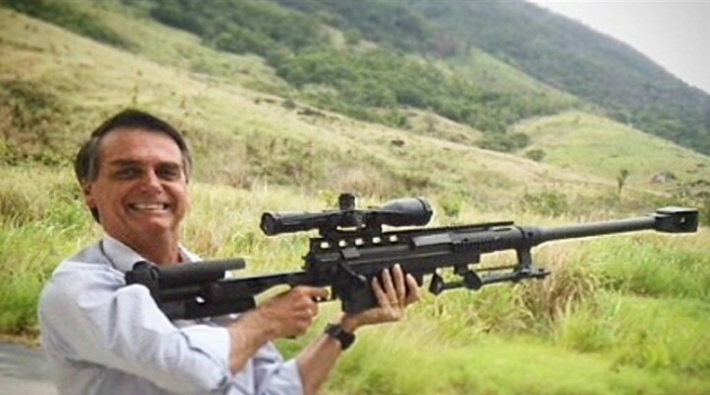 Silah yasasını değiştiren Bolsonaro: Bir erkek olarak evime bir erkek girerse eşimi savunmak zorundayım