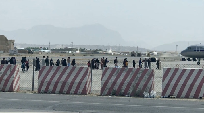 Tahliyelerin sürdüğü Kabil Havalimanı'nda çatışma: 1 ölü, 3 yaralı
