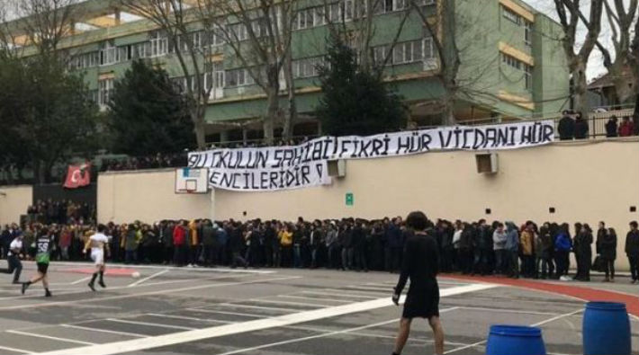 Kadıköy Anadolu Lisesi'nde 'hadis halkası' protestosu
