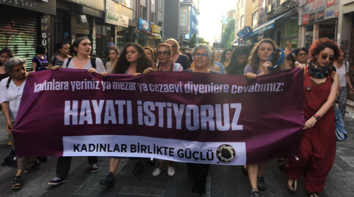 ‘Hayatı istiyoruz’ diyen kadınlar Kadıköy'de buluştu
