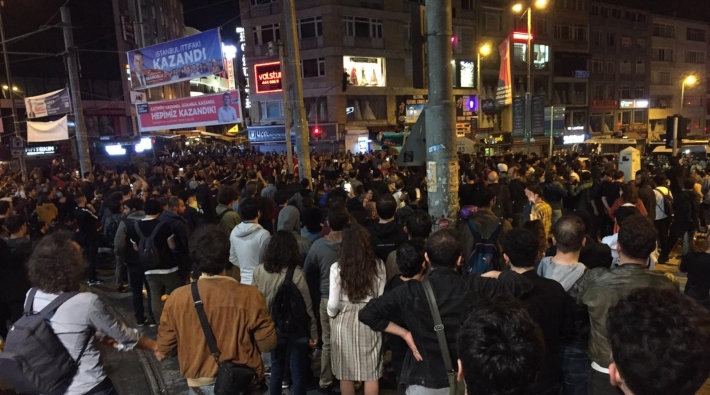 YSK'nin kararına tepki gösteren İstanbullular şehrin dört bir yanında sokağa çıktı