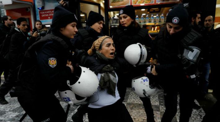 Kadıköy'de 'Savaşa hayır' dedikleri için gözaltına alınanlar tutuklandı