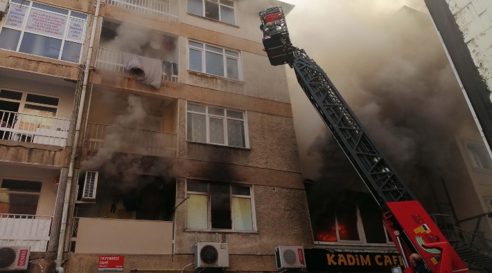 Kadıköy'de 4 katlı binada yangın: 20 yaşındaki genç hayatını kaybetti