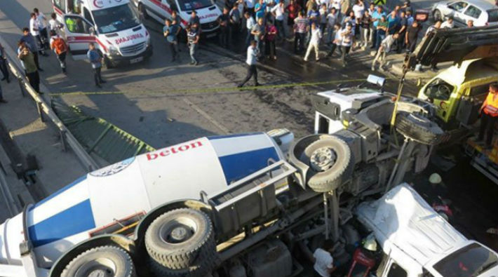 Kadıköy'de beton mikseri köprüden aracın üzerine düştü: 1 kişi hayatını kaybetti