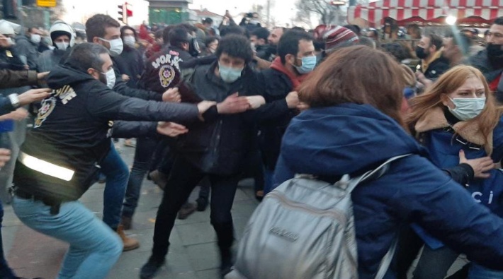 Kadıköy'de Boğaziçi eylemine katılanların evine polis baskını: 5 gözaltı