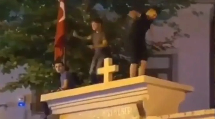 Kadıköy'de kilise kapısı üzerinde dans eden 3 kişi gözaltına alındı