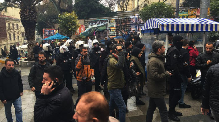 Kadıköy'de 'Savaşa hayır' diyenlere polis saldırısı
