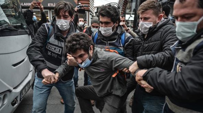 İstanbul'daki #AşağıBakmayacağız eyleminde gözaltına alınanların 82'si serbest, 22'si savcılığa çıkarılacak