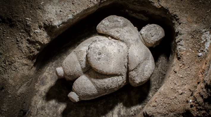 Çatalhöyük’te eksiksiz bir kadın heykelciği bulundu