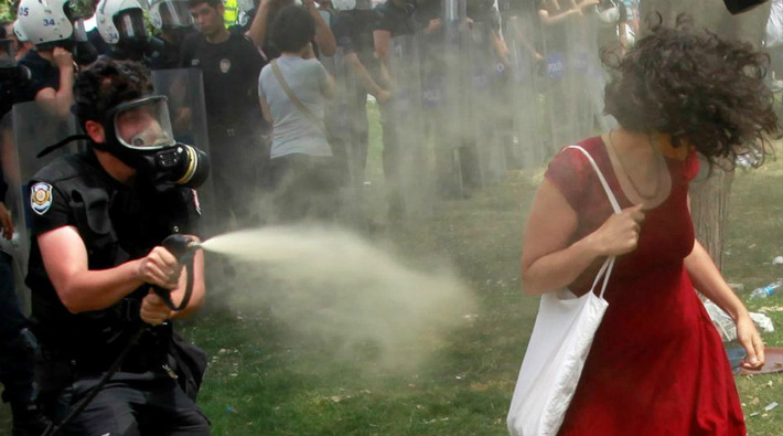 'Kırmızılı kadın'a biber gazı sıkan polis: 'Cemaat mağduruyum'
