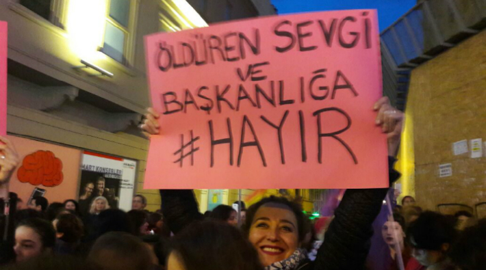 Kadınlar Taksim'de feminist gece yürüyüşünde buluştu