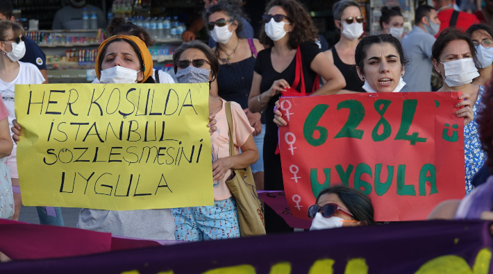 Kadınlardan Kadıköy'de eylem: 'Çocuk istismarı affından vazgeçin, İstanbul Sözleşmesi'ni uygulayın'