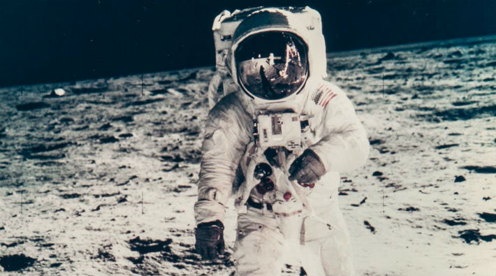 Amerikalı astronotların çektiği fotoğraflar açık arttırmada