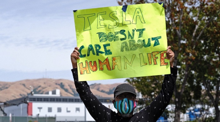 Kapanma kararına rağmen açılan Tesla fabrikasında yüzlerce işçi koronavirüse yakalandı