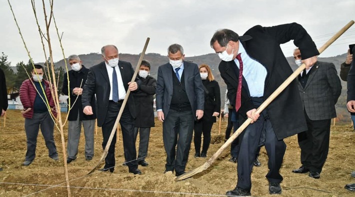 Karantinaya girmesi gereken AKP’li belediye başkanı etkinlik etkinlik geziyor!
