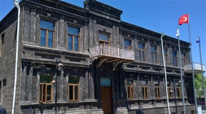 Kars Belediyesi'nin hesaplarına haciz koyuldu