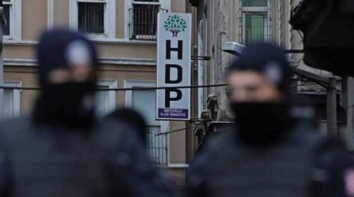 Kars'ta HDP'ye dönük operasyonda gözaltına alınan 3 kişi tutuklandı