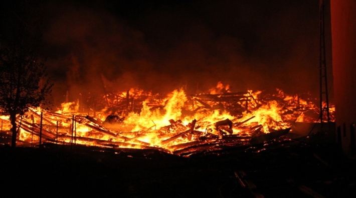 Kastamonu'da 14 haneli köydeki 10 ev ve cami yandı