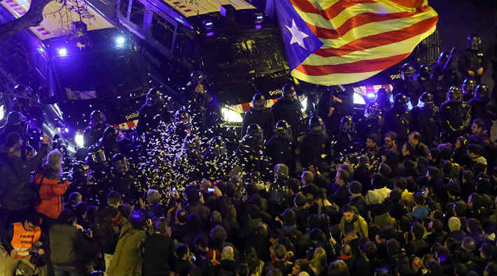 Katalan liderler tutuklandı, ülke karıştı