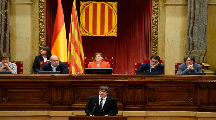Katalonya bağımsızlık kararını askıya aldı