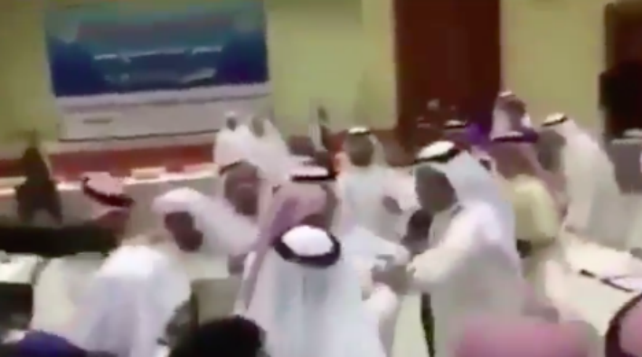 Suudi Arabistan ve Katar heyeti toplantıda birbirine girdi