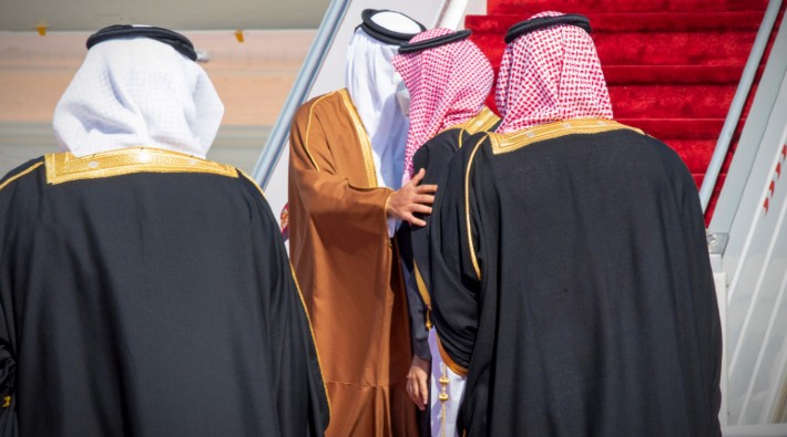 Dikkat çeken görüntü… Suudi veliaht, Katar Emiri’ni kucaklayarak karşıladı