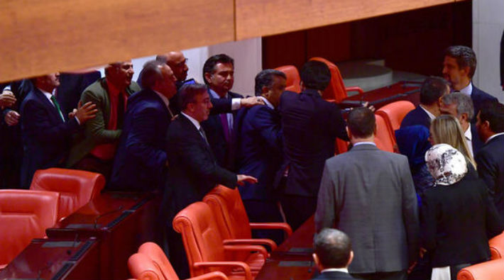 Meclis'te HDP'li vekillere saldırı: 2 yaralı