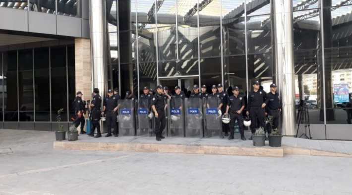 Yerlerine kayyum atanan HDP'li belediye eşbaşkanları tutuklandı