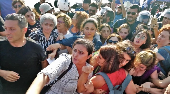 Kayyumları protesto ettiği için yargılanan kadınlar beraat etti