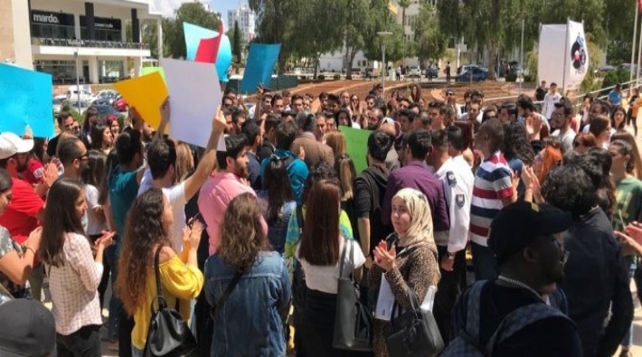 Doğu Akdeniz Üniversitesi öğrencileri zamlara isyan etti, rektör üzerlerine yürüdü!