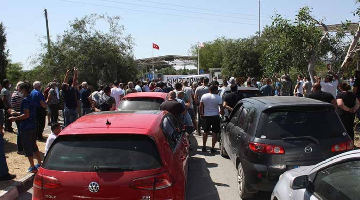Kıbrıs’ta güneye geçen işçiler geri dönemiyor: ‘UBP-HP hükümeti, geçiş kapılarının açılmasını siyasi çekişmeye çevirdi’