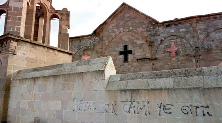 Kiliseye çirkin saldırı: 'Papaz yok camiye gitti'